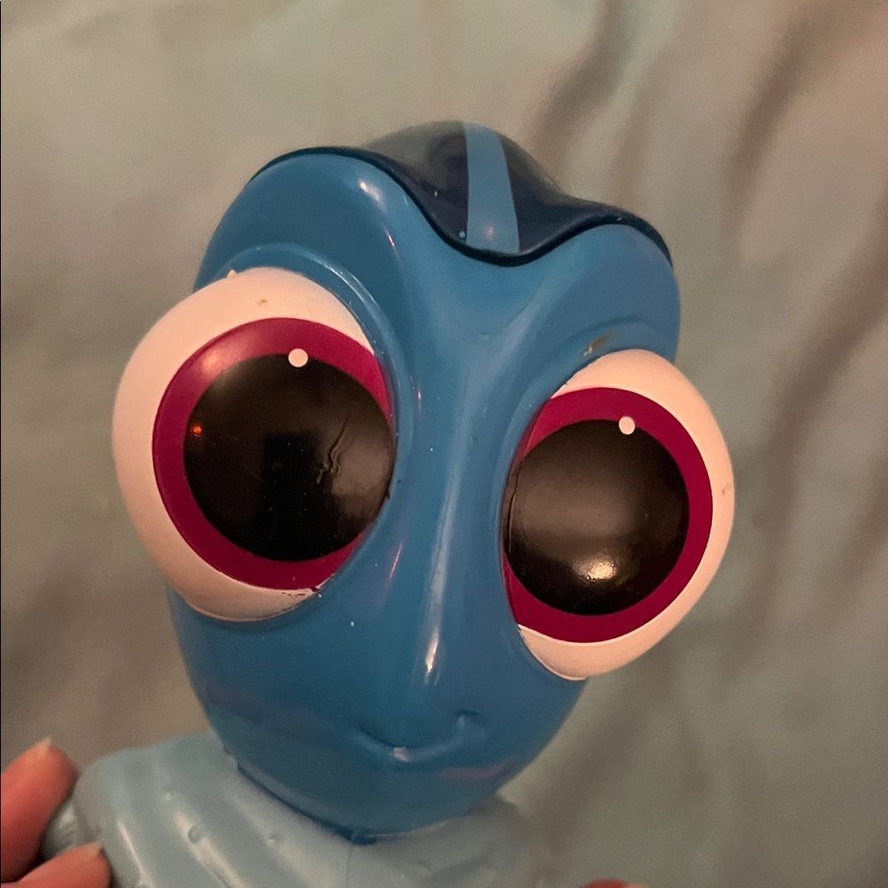 Disney Pixar Finding Dory Mug with Flip Lid - Picture 3 of 7